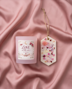 [Zestaw] Świeca "Love In The Air" + zawieszka zapachowa